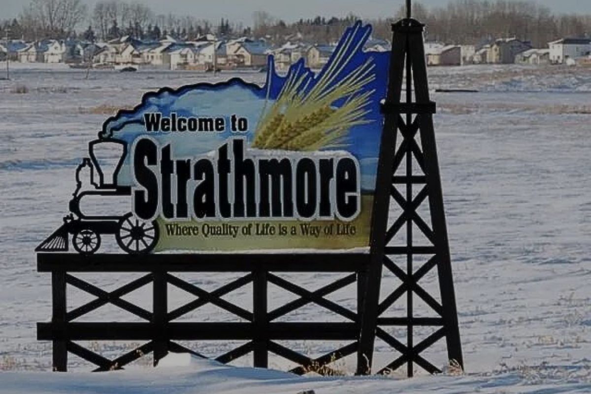 A sign reading Welcome to Strathmore